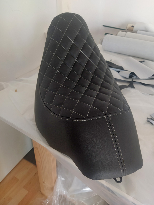 Selle de moto noire matelassée