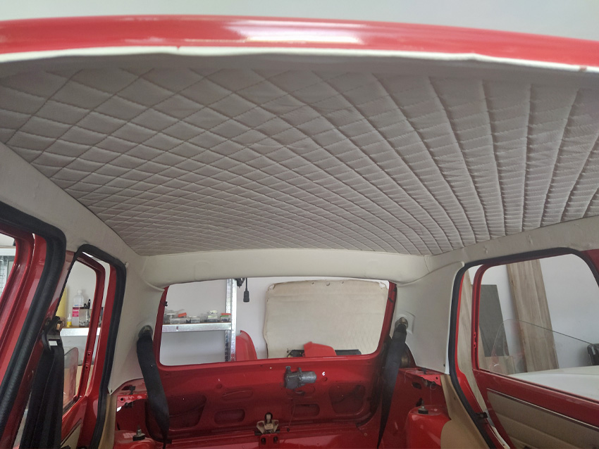 Ciel de toit matelassé dans une voiture rouge